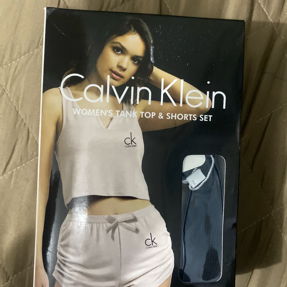 Calvin Klein
WOMEN'S TANK TOP & SHORTS SET